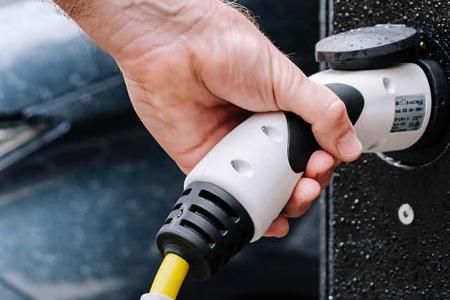 ubitricity und ebee geben Produktpartnerschaft bekannt - Laternen-Lader fŸr Elektroautos