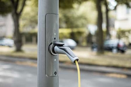 ubitricity und ebee geben Produktpartnerschaft bekannt - Laternen-Lader fŸr Elektroautos