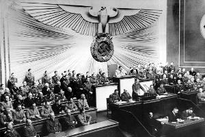 Auch Adolf Hitler, hier bei seiner Rede vor dem Reichstag in Berlin am 1. September 1939, findet sich in den Unterlagen des US-Nationalarchivs.