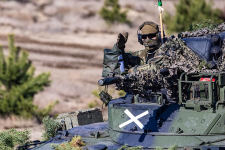 Panzerstrike 2026: Deutsche und singapurische Truppen trainieren Gefechtsschießen in der Oberlausitz