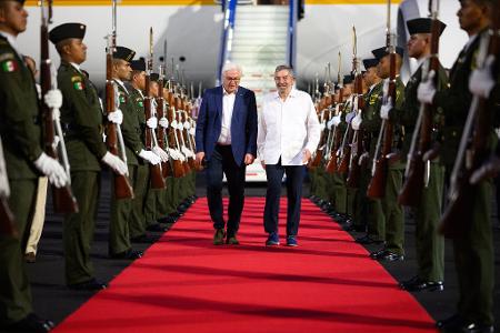 Bundespräsident Frank-Walter Steinmeier (l) kommt auf dem Flughafen Cancun an.