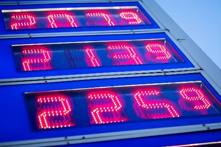 An den Tankstellen bekommen die Menschen in Deutschland die Auswirkungen des Krieges im Iran zu spüren. (Symbolbild)