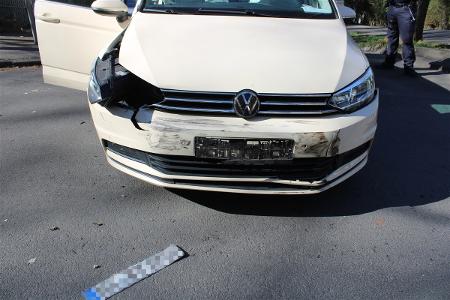 Nach einem Verkehrsunfall am Mittwoch (18.03.2026) mit Beteiligung eines Taxis mussten mehrere Personen ins Krankenhaus.