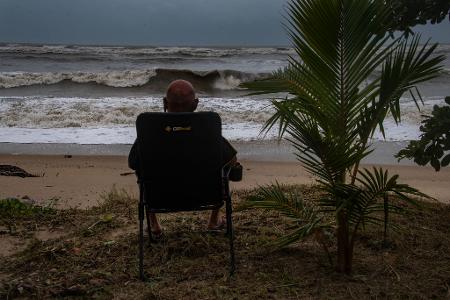 Der Zyklon könnte am Freitagmorgen (Ortszeit) ganz im Nordosten Australiens auf Land treffen.