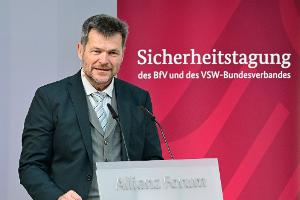 "Die Dynamik der Bedrohungen erforderte schnellere Fortschritte", sagt der Präsident des Verbandes für Sicherheit in der Wirtschaft, Johannes Strümpfel. 