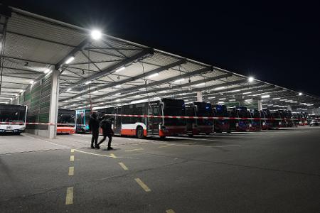 Linienbusse der Hamburger Hochbahn AG stehen auf dem Busbetriebshof Langenfelde.