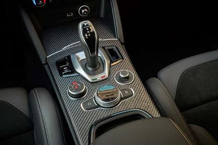 Alfa Romeo Giulia Quadrifoglio 100° Anniversario Interieur