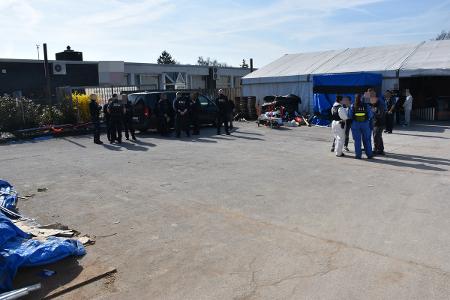 Zoll kontrolliert Arbeitnehmer in einer Lagerhalle in Neuss