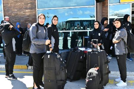 Blumen und Jubel: Irans Frauen in Heimat empfangen