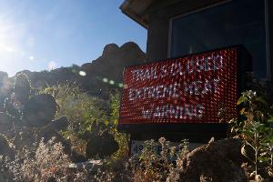 Wegen Hitze geschlossen: Im US-Bundesstaat Arizona klettern die Temperaturen auf Rekordwerte, die Menschen und Tieren schnell zu schaffen machen kann.