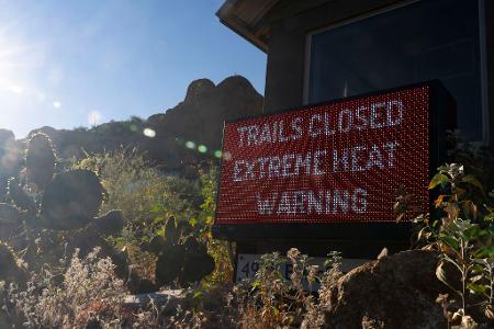Wegen Hitze geschlossen: Im US-Bundesstaat Arizona klettern die Temperaturen auf Rekordwerte, die Menschen und Tieren schnell zu schaffen machen kann.
