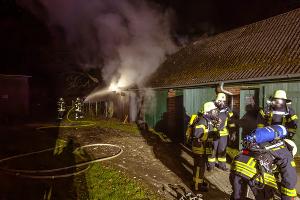 Mit mehreren Strahlrohren ging die Feuewehr unter Atemschutz gegen die Flammen vor.