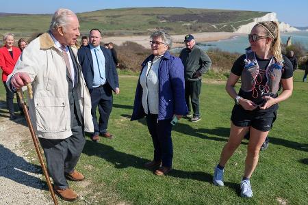 König Charles überrascht Spaziergänger bei Wanderweg-Eröffnung