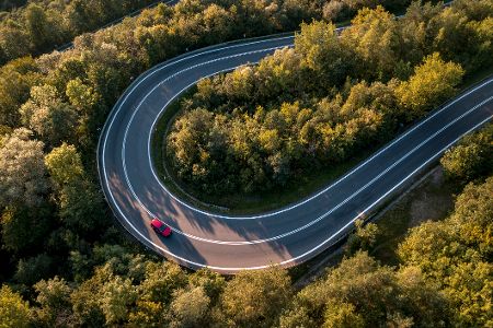Rotes Auto fährt Serpentine