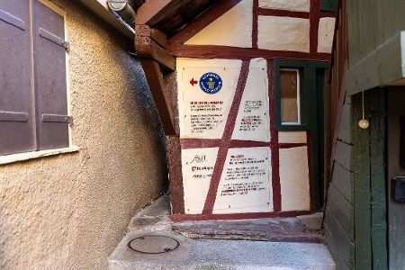 Hinweistafel vor der Spreuerhofstraße in Reutlingen