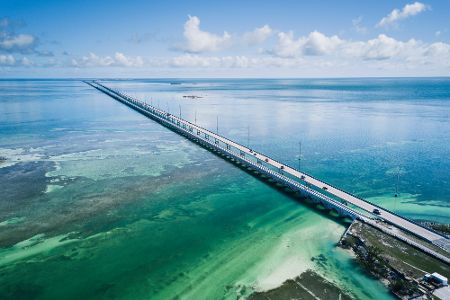 Straße, die hinaus auf Meer führt