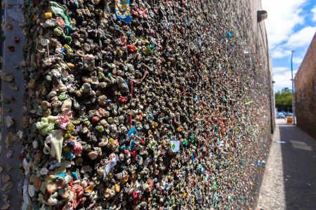 Mit Kaugummis vollgeklebte Wand