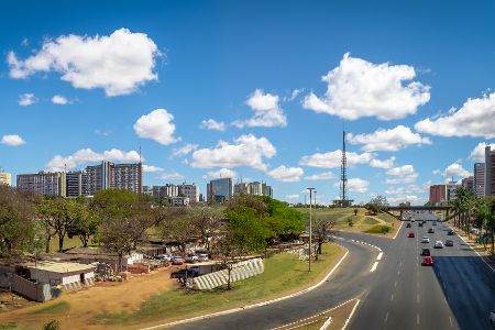 Straße Eixo Monumental mit einigen Autos