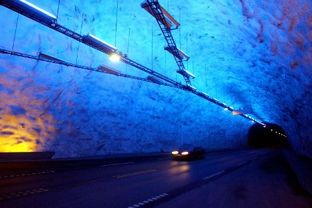 Blau beleuchteter Straßentunnel