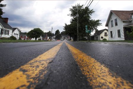 Zwei gelbe Streifen mitten auf einer Straße