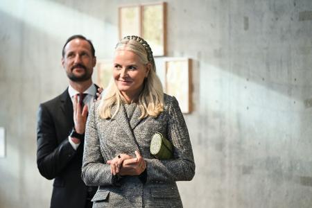 In einem gemeinsamen Fernsehinterview brechen Kronprinzessin Mette-Marit (r) und Kronprinz Haakon (l) ihr Schweigen. 