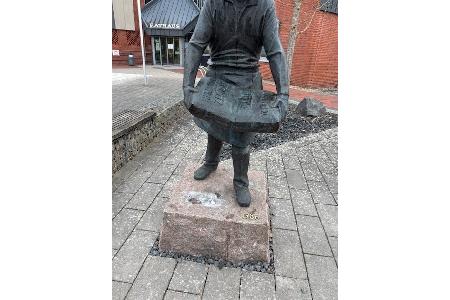 20260320_entwendete Metallplatte an der Zementpackerstatue in Hemmoor