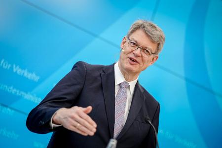 Minister Schnieder: Fast zwei Dutzend Maßnahmen für einen pünktlicheren Bahnverkehr.