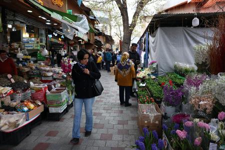 Menschen in Teheran erledigen ihre Einkäufe vor dem persischen Neujahrsfest Norus im Schatten des Krieges.