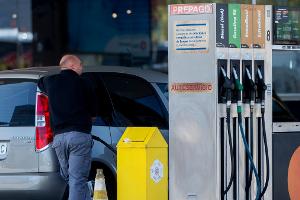 Spaniens Regierung will den Anstieg der Benzin- und Dieselpreise an den Zapfsäulen durch eine Senkung der Mehrwertsteuer bremsen. (Archivbild)