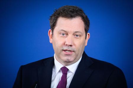 Pendlerpauschale rauf? Lars Klingbeil will dafür Geld bei den Ölkonzernen abschöpfen.