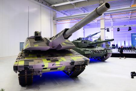 Der Panther-Kampfpanzer von Rheinmetall (links) steht neben anderen Panzern und Haubitzen des Rüstungskonzerns bei einer Vorführung in Unterlüß.