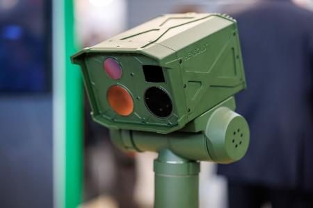 Eine Sensorbox von Hensoldt zur Zielerfassung, gemacht für Aufklärungsfahrzeuge und ferngesteuerte Waffenstationen.