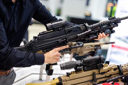 Ein Maschinengewehr von Heckler & Koch bei der Nürnberger Fachmesse Enforce Tac.
