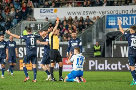 In Unterzahl: Rostock siegt in Wiesbaden