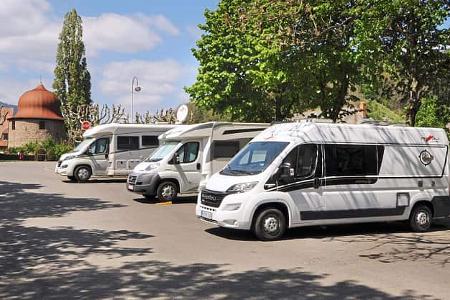 Der asphaltierte Stellplatz liegt relativ ruhig.
