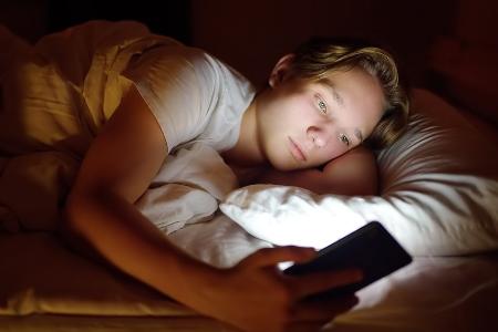 Bildschirmzeit steigt: Deutsche verbringen mehr Zeit am Smartphone