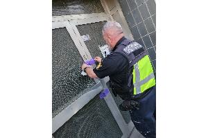 KOD-Mitarbeiter versiegelt Betrieb