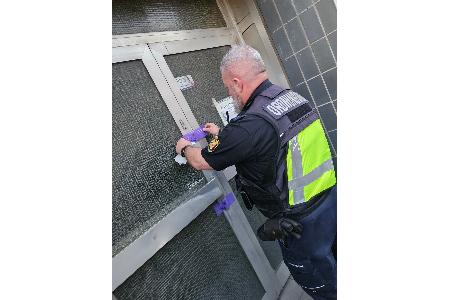 KOD-Mitarbeiter versiegelt Betrieb