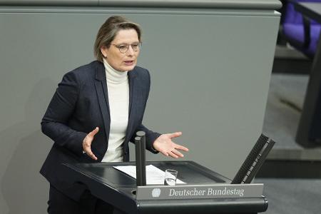 Bundesjustizministerin Hubig will zügig ein Gesetz zum besseren Schutz vor digitaler Gewalt vorlegen. (Archivbild)