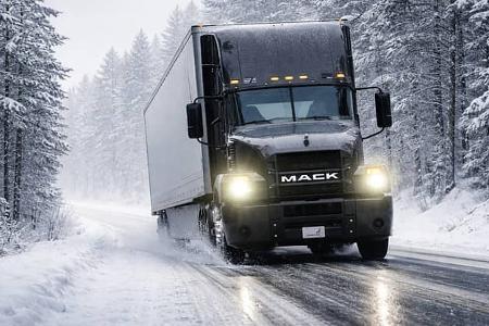 Mack Anthem im Winter