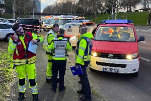 Rettungsdienstliche Maßnahmen bei Versammlung in Bonner Rheinaue