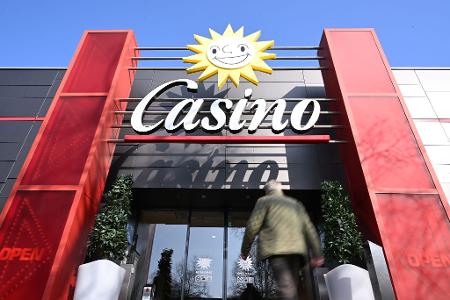 Ein Mann geht in eine Merkur-Spielothek, die sich Casino nennt.