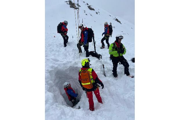 Die Skifahrer waren teils metertief unter Schnee begraben.