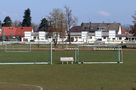 In Erlangen ist ein Fußballtor auf einen Jungen gestürzt.