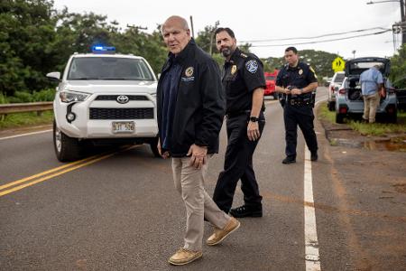 Der Bürgermeister von Honolulu, Rick Blangiardi (l), begutachtet die Hochwasserschäden.