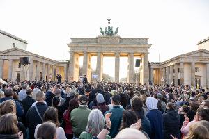 Die Kundgebung am Brandenburger Tor fand nach Angaben der Veranstalter wegen der aktuellen Diskussion in Solidarität mit der Moderatorin und Schauspielerin Collien Fernandes statt.