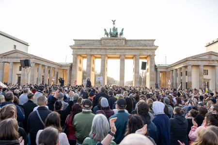 Die Kundgebung am Brandenburger Tor fand nach Angaben der Veranstalter wegen der aktuellen Diskussion in Solidarität mit der Moderatorin und Schauspielerin Collien Fernandes statt.