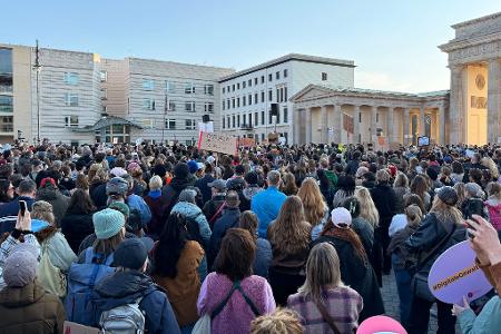 Fake-Profile, Deep Fakes, Scham – Betroffene berichten bei einer Demo am Brandenburger Tor.