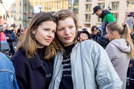 Die Klimaschutzaktivistin Luisa Neubauer (l) zusammen mit der Schauspielerin Luisa-Céline Gaffron bei der Demo.