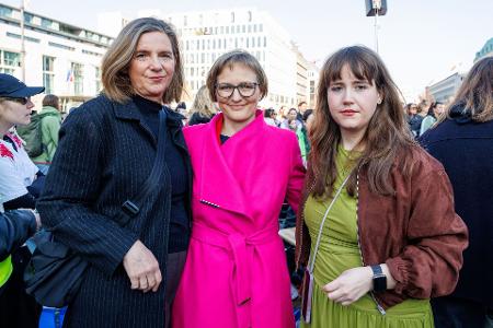 Die Grünen-Politikerinnen Katrin Göring-Eckardt, Franziska Brantner und Ricarda Lang (l-r) waren ebenfalls am Brandenburger Tor.